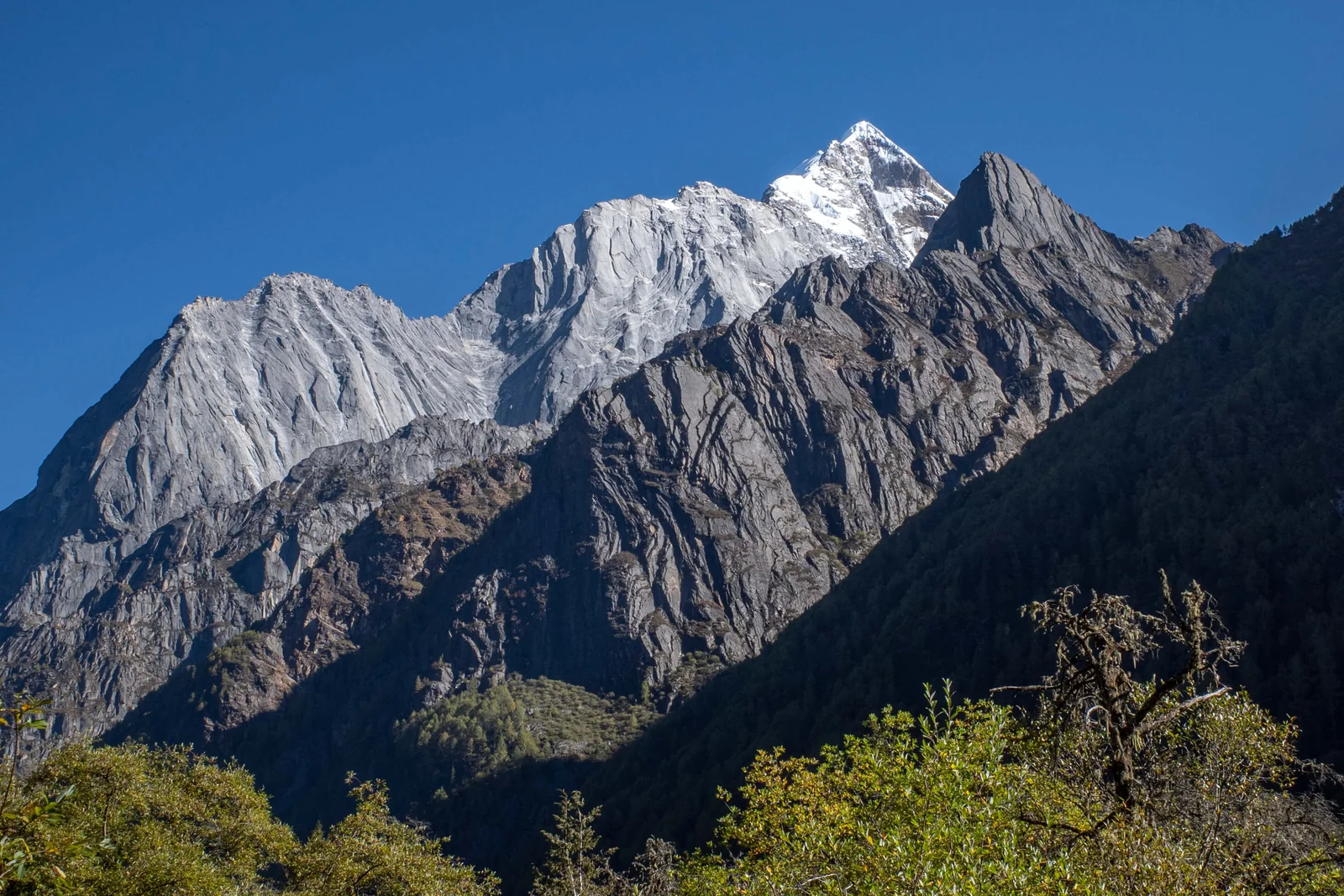 蓝天下的山脊与雪峰